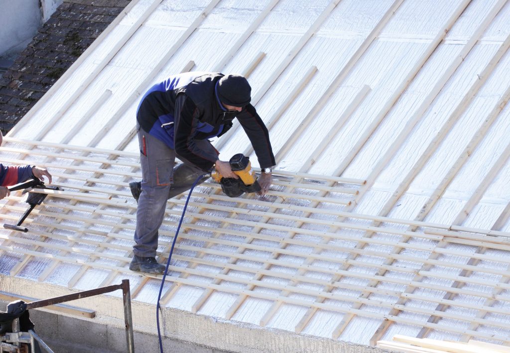 Using Residential Roofing Contractors in Loves Park IL To Maintain A Rooftop